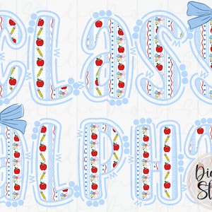 Può includere: Illustrazione digitale che recita "CLASS ALPHA" in grandi lettere azzurre. Le lettere sono decorate con mele rosse, matite gialle e nastri a motivi. Due fiocchi azzurri sono attaccati alle lettere.