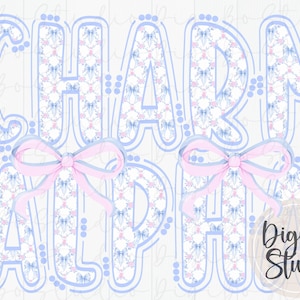Puede incluir: Diseño digital con las palabras "CHARM ALPHA" en una fuente de contorno azul claro. Las letras están rellenas con un patrón floral y de lazo en blanco, azul claro y rosa. Se colocan lazos rosas y azul claro debajo de las letras. El logotipo de DigiBo Studio está en la esquina inferior derecha.