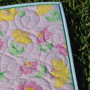 34&quot;x34&quot; Happy Flowers Quilt