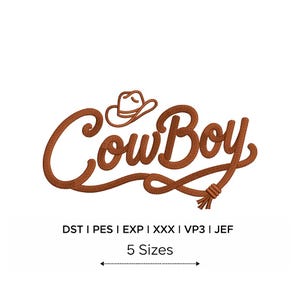 Puede incluir: Un diseño de bordado con la palabra CowBoy escrita en una fuente de estilo cuerda marrón con un pequeño icono de sombrero de vaquero sobre la letra o. Debajo del texto aparecen los formatos DST, PES, EXP, XXX, VP3, JEF, 5 Sizes y una flecha.