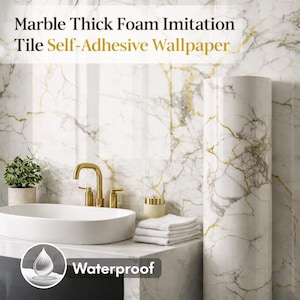 Może przedstawiać: Samoprzylepna tapeta w marmurowy wzór w łazience. Tapeta ma biało-złoty wzór żyłkowy. Obraz zawiera białą umywalkę, złotą baterię i słowo "Waterproof". Widoczny jest również tekst "Marble Thick Foam Imitation Tile Self-Adhesive Wallpaper".