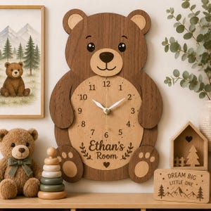 Relógio de parede de madeira personalizado com urso, relógio personalizado para quarto infantil, decoração para quarto de bebê com tema de floresta, decoração de parede para quarto de bebê com urso.