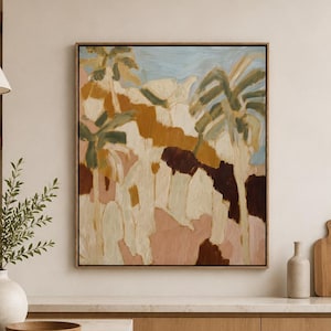 Puede incluir: Una pieza de arte mural cuadrada enmarcada que presenta una pintura de paisaje abstracto con palmeras en tonos verde oliva, crema, terracota y marrón oscuro sobre un cielo azul pálido, exhibida en un marco de madera en una pared neutra.