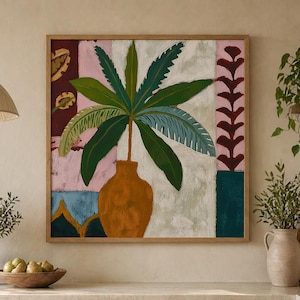Op de afbeelding: Een abstract schilderij van een palmboom in een vaas, met groene en blauwe bladeren en een bruine vaas. De achtergrond heeft roze, witte en bordeauxrode secties. Het schilderij hangt boven een aanrecht met olijfgroene kasten.