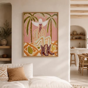 Puede incluir: Una lámina de arte enmarcada que muestra una figura estilizada con un sombrero de ala ancha y ropa a rayas, situada entre dos palmeras. La escena incluye un suelo a cuadros, dos frutas verdes y un par de botas oscuras con estampado.