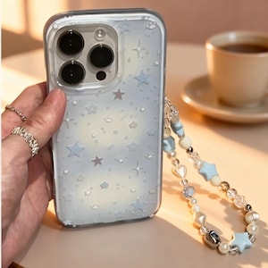 Könnte beinhalten: Rustikales Holzschild mit dem Text "Welcome to our home" in weißer Schrift. Das Schild hat eine Used-Optik und ein schlichtes, einladendes Design, perfekt für eine Veranda oder einen Eingangsbereich.