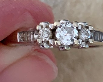 Stunning 14k 18k Gold with 17 Diamonds Engagement Ring