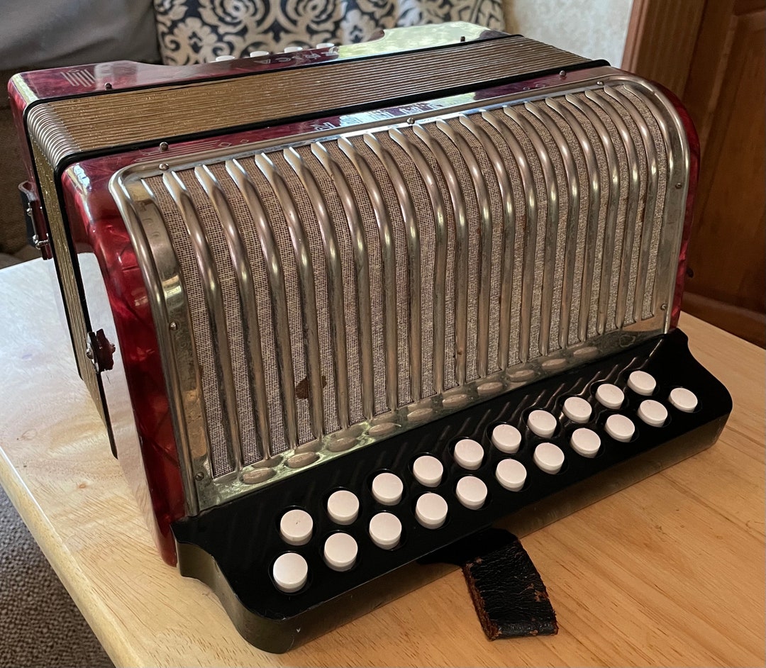 アコーディオン Lyra (リラ）