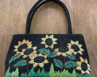 Beautiful Vintage Beaded Purse with Daisy Pattern