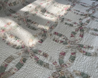 Vintage Full/Queen handgemachte Patchwork-Ehering-Steppdecke 84" x 79" Blumen mit Rosen, Rosa und Grün, Landhaus-Dekoration