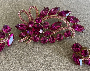 Impresionante gran D & E Juliana Vintage Ruby Pink Rhinestone Broche Pin y Clip Pendientes Set