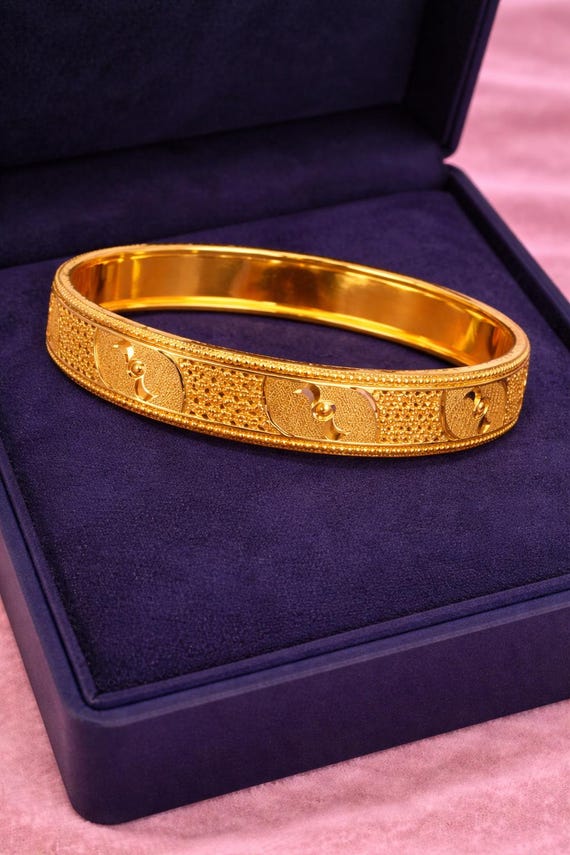 22K Yellow Gold Diamond Cut Bangle Kada, Traditional Indian Wedding Bracelet