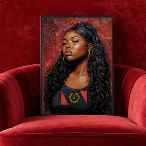 Puede incluir: Retrato enmarcado de una mujer con largo cabello negro rizado. Lleva una camiseta sin mangas negra con un emblema rojo y dorado. El fondo es rojo texturizado, y el retrato se exhibe en una silla de terciopelo rojo.