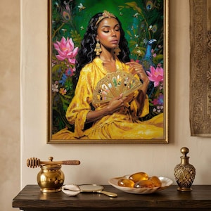 Puede incluir: Pintura enmarcada de una mujer con un vestido amarillo sosteniendo un abanico, con un pavo real y flores en el fondo. Un tarro de miel dorado, una concha, un espejo y un cuenco decorativo con piedras de color ámbar sobre una superficie de madera.