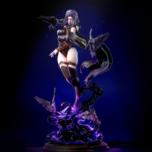 Könnte beinhalten: Detaillierte Figur von Raven aus DC Comics. Die Figur befindet sich in einer dynamischen Pose und trägt einen schwarzen Body mit roten Akzenten. Sie ist von dunkler, wirbelnder Energie und Raben umgeben, mit einem dunkelblauen Hintergrund.