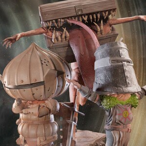 Puede incluir: Imagen detallada con figuras del videojuego Dark Souls. Las figuras incluyen un cofre Mimic con dientes, un caballero con armadura marrón y un caballero con un casco de cubo. Las figuras están sobre una base de piedra con una espada y un escudo.