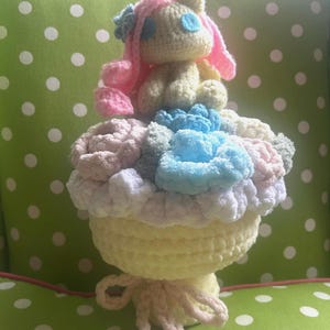 Crochet Fluttershy- MLP - bouquet of flowers.