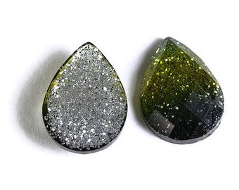 Green teardrop cabochon - Gradient sparkly cabochon - Galaxy glitter cabochon - Kawaii cabochon - 14mm x 10mm (1719)