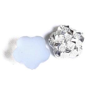 12mm Cabochons en forme de fleur de couleur argent et blanc en résine (1624)