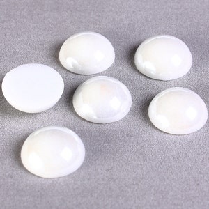Cabochons en verre de forme ronde de couleur blanc 11mm à 12mm (1319)