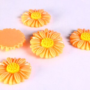 Marguerite brun pastel cabochons en résine en forme de fleur 27mm (637)