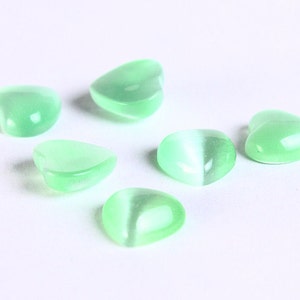 Cabochons coeurs verts 8 mm - Cabochons en verre 8 mm - Cabochons oeil de chat 8 mm (259)