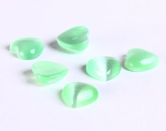 8mm Green heart cabochons - 8mm glass cabochon - 8mm cat eye cabochons (259)