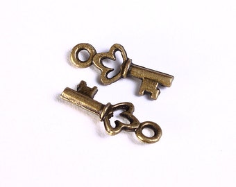 18mm Antique brass petite key charm - 18mm antique brass key pendant - Nickel free - Lead free (982)