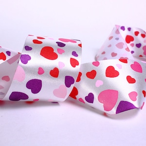40mm Ruban de satin blanc avec coeur rose mauve rouge (R001)