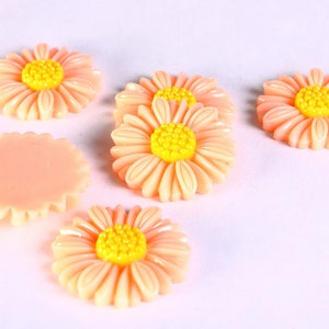 27mm Marguerite orange pêche cabochons en résine en forme de fleur (624)