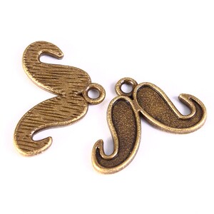Mustache charm in antique brass color - Mustache pendant - 15mm x 22mm - Cadmium free (1250)