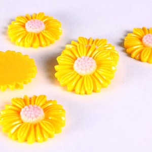 Marguerite jaune cabochons en résine en forme de fleur 27mm (632)