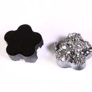 12mm Cabochons en fleur de couleur argent et noir en résine (1213---)