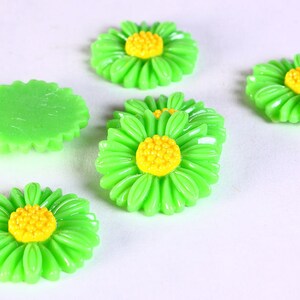 Marguerite vert cabochons en résine en forme de fleur 27mm (633)
