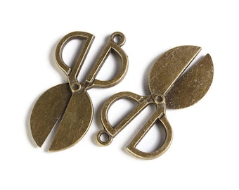 Antique brass Scissors charm - Scissors pendant - Sew charm - Hairdresser charm - Seamstress Charms - 36mm x 20mm (1892)