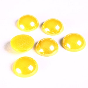 Cabochons en verre de forme ronde de couleur jaune - 11mm à 12mm (1315)