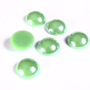 Cabochons en verre de forme ronde de couleur vert 11mm à 12mm (1314)