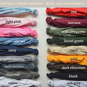 Op de afbeelding: Een kleurenkaart toont stofstalen in verschillende tinten, waaronder rood, marineblauw en houtskool. De tekst "ACTUAL FABRIC COLORS - REAL-LIFE REFERENCE" staat bovenaan. Elk staal is gelabeld met de bijbehorende kleurnaam, zoals "lichtroze" en "asgrijs".