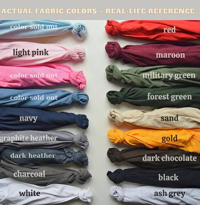 Op de afbeelding: Een kleurenkaart toont stofstalen in verschillende tinten, waaronder rood, marineblauw en houtskool. De tekst "ACTUAL FABRIC COLORS - REAL-LIFE REFERENCE" staat bovenaan. Elk staal is gelabeld met de bijbehorende kleurnaam, zoals "lichtroze" en "asgrijs".