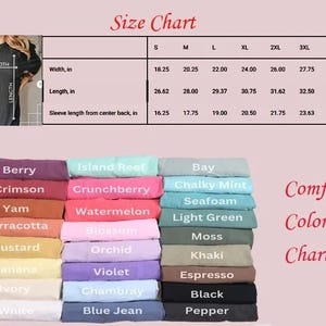 Op de afbeelding: Een maattabel met afmetingen in inches voor verschillende shirtmaten, inclusief breedte, lengte en mouwlengte. Een comfortkleurenkaart toont een reeks kleuren zoals Berry, Crimson en Yam.
