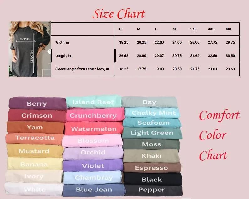 Op de afbeelding: Een maattabel met afmetingen in inches voor verschillende shirtmaten, inclusief breedte, lengte en mouwlengte. Een comfortkleurenkaart toont een reeks kleuren zoals Berry, Crimson en Yam.