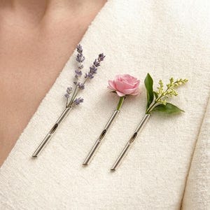 Puede incluir: Un juego de tres tazas de cerámica con un acabado mate moteado. Las tazas son de color crema, gris claro y gris oscuro. Cada taza tiene un diseño simple y minimalista.