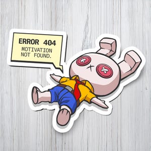 Może przedstawiać: Zestaw trzech ceramicznych kubków z nakrapianym, matowym wykończeniem. Kubki są w odcieniach kremowym, jasnoszarym i ciemnoszarym. Każdy kubek ma prosty, minimalistyczny design, idealny do kawy lub herbaty.