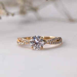 Anillo de compromiso con diamante de talla redonda en oro amarillo, banda con diamantes pavé, anillo de boda clásico con banda infinita, anillo nupcial minimalista, anillo de promesa.