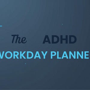 Könnte beinhalten: Dunkelblauer Hintergrund mit den Worten "The ADHD WORKDAY PLANNER" in weißer und blauer Schrift. Der Text wird von blauen Eckklammern eingerahmt. Die Wörter "The" und "ADHD" sind kleiner als "WORKDAY PLANNER".