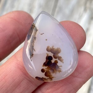 Cabujón de ágata dendrítica en forma de lágrima: Piedra escénica marrón y blanca (27 mm)