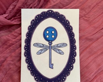 Impressão artística inspirada em Coraline com libélula | Arte de parede gótica e extravagante (4x6)