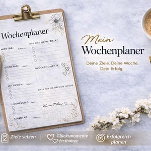 Könnte beinhalten: Ein Wochenplaner im Klemmbrettstil mit goldener Klammer, Stift und floralen Akzenten. Der Planer enthält Abschnitte für jeden Wochentag, Ziele und Notizen. Eine Kaffeetasse, Büroklammern und Blumen sind ebenfalls im Bild.