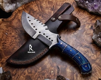 Cuchillo de rastreo Damasco personalizado con mango de madera Pakkawood azul, cuchillo de caza forjado a mano, cuchillo de desollar, equipo de supervivencia para acampar, regalo para padrinos de boda, aniversario, para él
