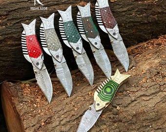 Coltello tascabile pieghevole in acciaio di Damasco fatto a mano, manico colorato a squame di pesce, coltello EDC personalizzato con incisione, regalo per lui, regalo per testimone dello sposo, regalo per la festa del papà